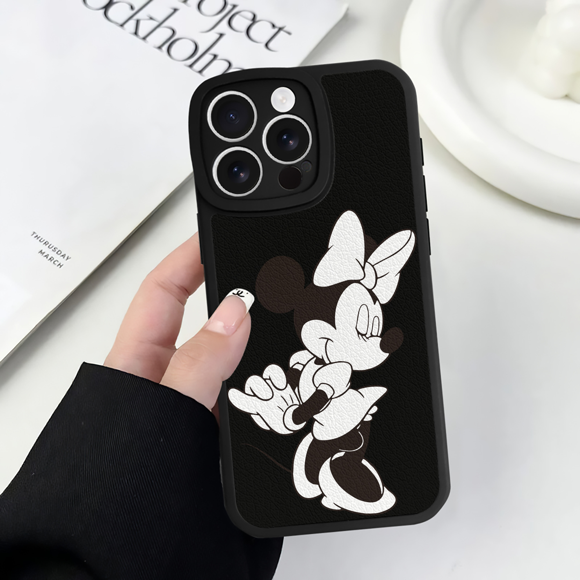（画像用） ミッキーマウス Mickey Mouse 【iPhone 16シリーズ対応】シリコンスマホケース（レザー調） 材質：シリコン